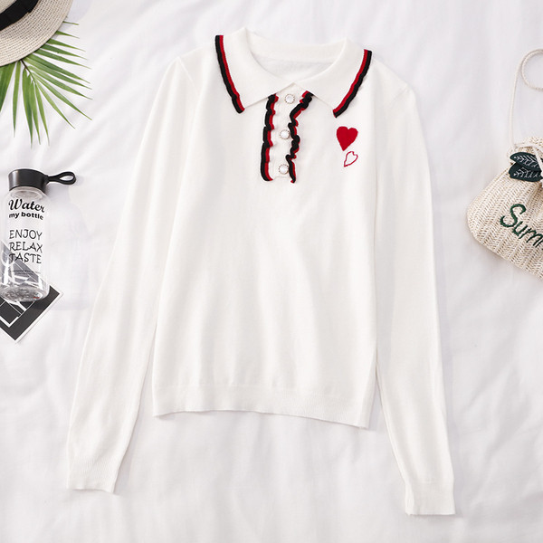 Fekete-fehér női blúz gombokkal és klasszikus gallérral