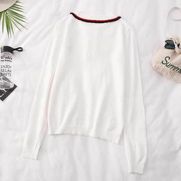 Fekete-fehér női blúz gombokkal és klasszikus gallérral