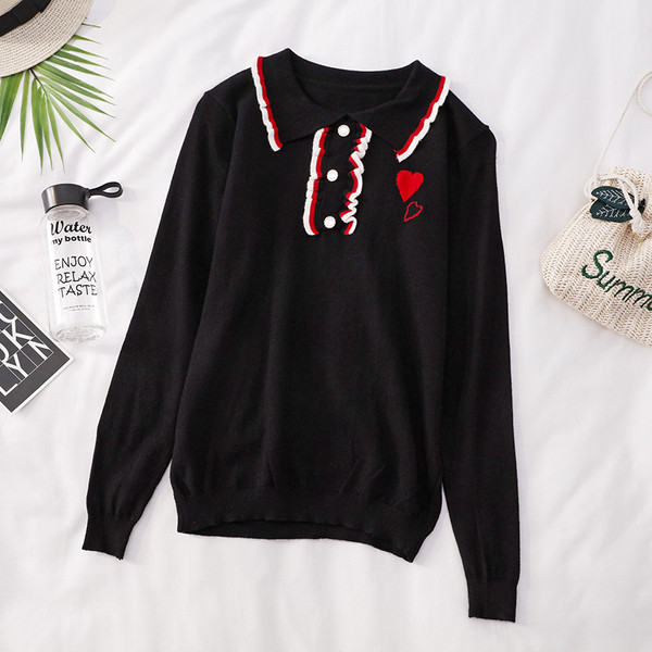 Fekete-fehér női blúz gombokkal és klasszikus gallérral