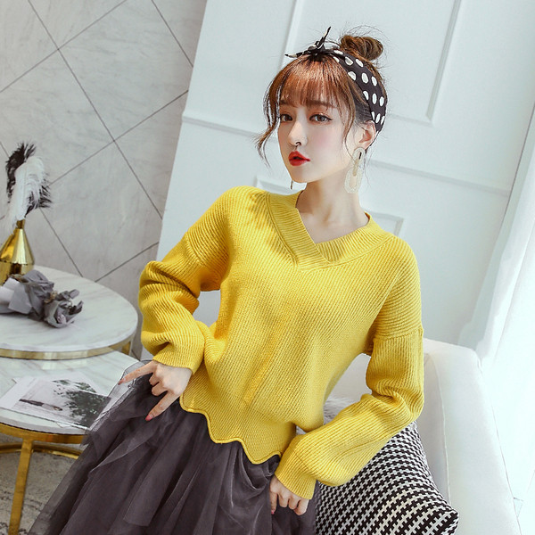 Modern női blúz több színben, spitz nyakkivágással