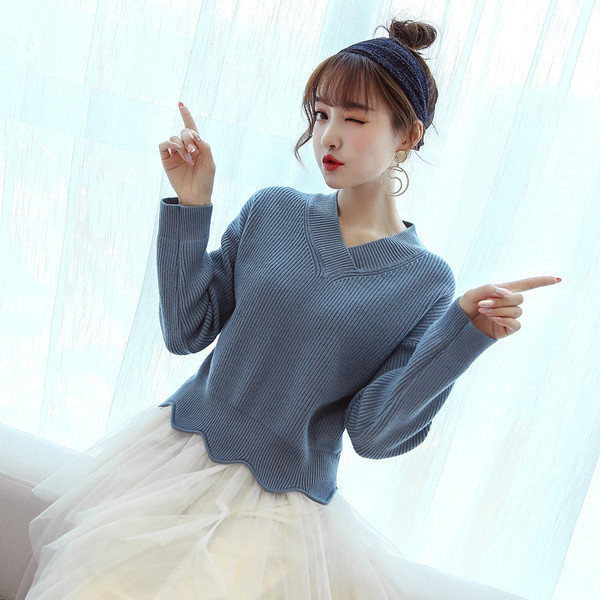 Modern női blúz több színben, spitz nyakkivágással