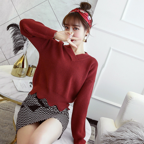 Modern női blúz több színben, spitz nyakkivágással