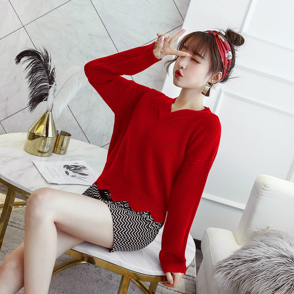 Modern női blúz több színben, spitz nyakkivágással