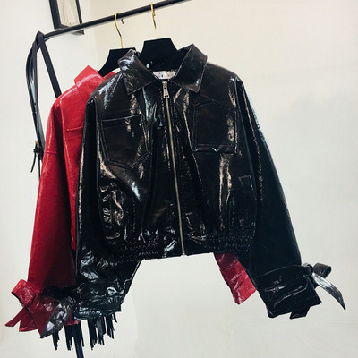 Γυναικείο έκο δερμάτινο μπουφάν με ελαστική μέση σε κόκκινο και μαύρο χρώμα