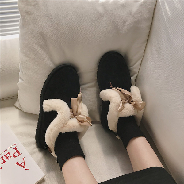 ÚJ modell női csizma pehelyszínnel fekete és bézs színben