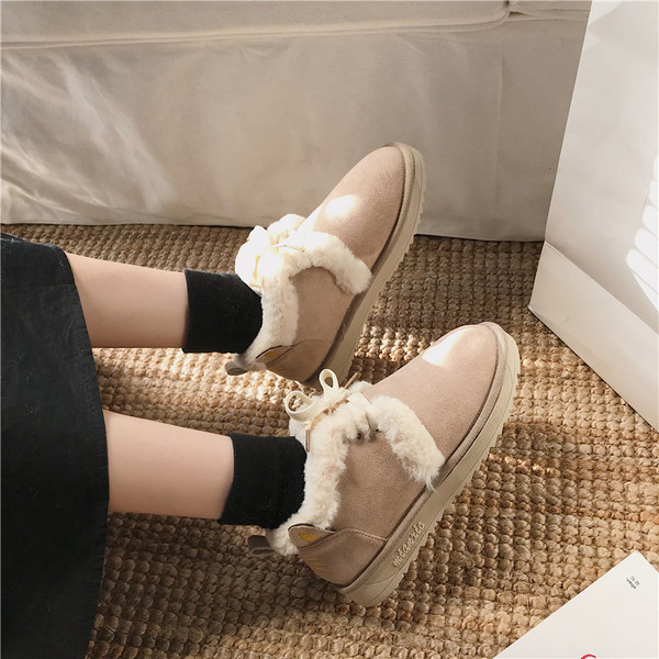 ÚJ modell női csizma pehelyszínnel fekete és bézs színben