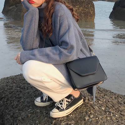 Női táska hosszú vastag füllel bézs, fekete és barna színben