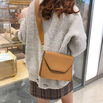 Női táska hosszú vastag füllel bézs, fekete és barna színben