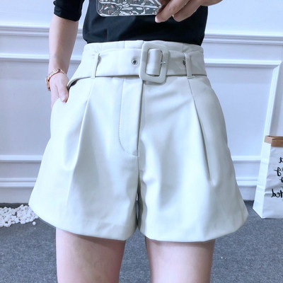 Modern rövidnadrág magas derékkal, fehér és fekete övvel