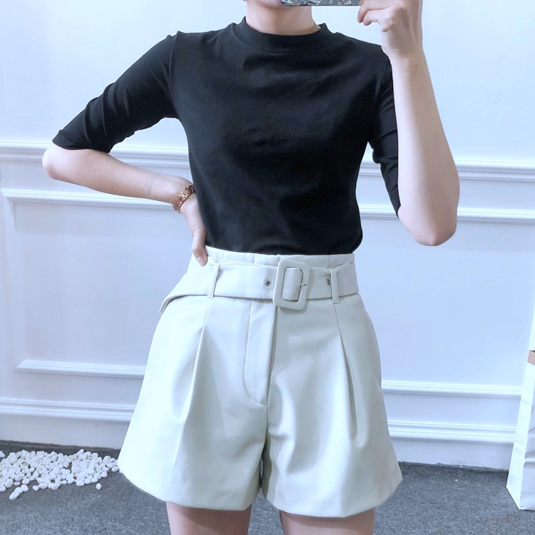 Modern rövidnadrág magas derékkal, fehér és fekete övvel