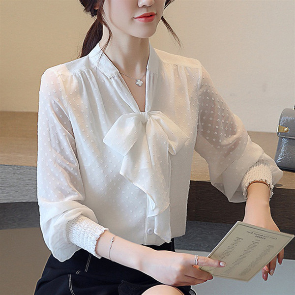 Modern női ing fehér színben, spitz nyakkivágással