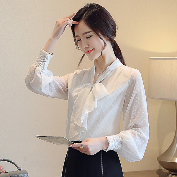 Modern női ing fehér színben, spitz nyakkivágással