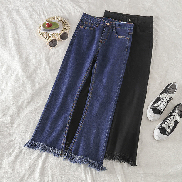 Μοντέρνα γυναικεία τζιν με κρόσσια σε μαύρο και μπλε χρώμα