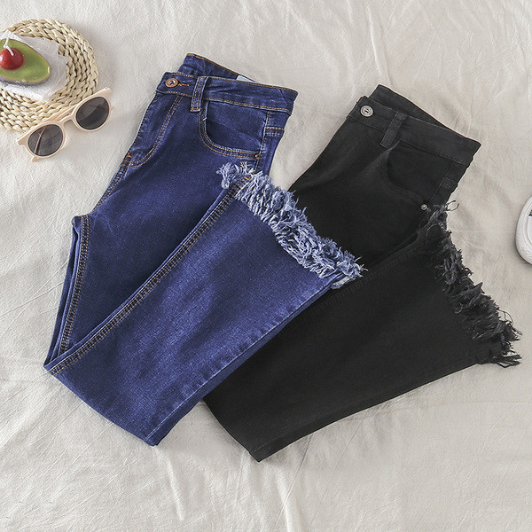 Μοντέρνα γυναικεία τζιν με κρόσσια σε μαύρο και μπλε χρώμα