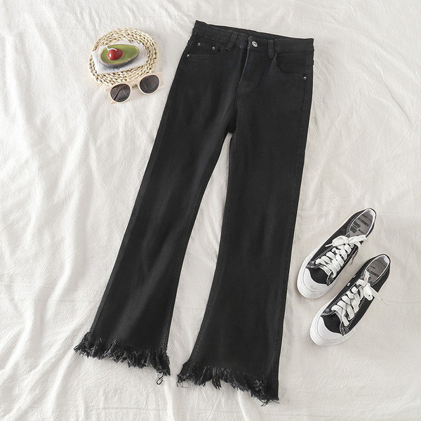 Μοντέρνα γυναικεία τζιν με κρόσσια σε μαύρο και μπλε χρώμα