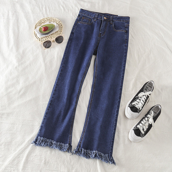 Μοντέρνα γυναικεία τζιν με κρόσσια σε μαύρο και μπλε χρώμα