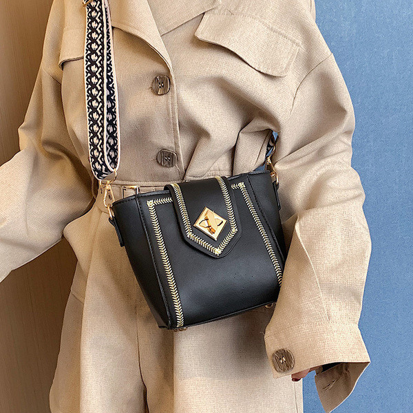 Modern női táska hímzett elemekkel és vastag fogantyúval