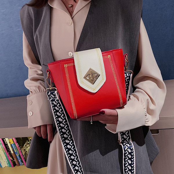 Modern női táska hímzett elemekkel és vastag fogantyúval