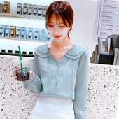 Modern női ing spitz nyakkivágással, kék és fehér színben