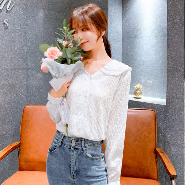 Modern női ing spitz nyakkivágással, kék és fehér színben