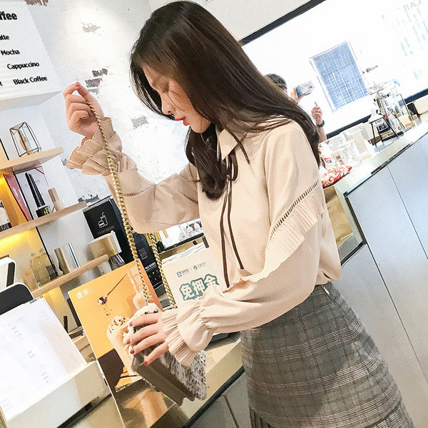 Stílusos női ing bézs színben, klasszikus gallérral