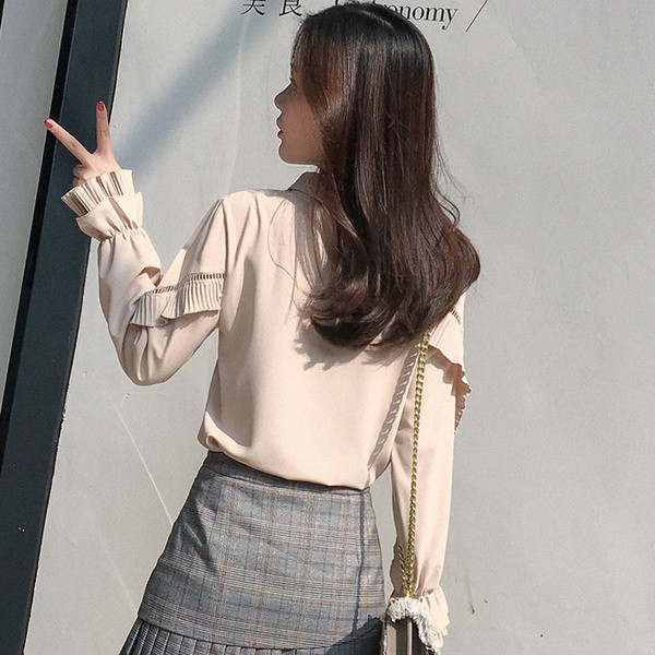 Stílusos női ing bézs színben, klasszikus gallérral