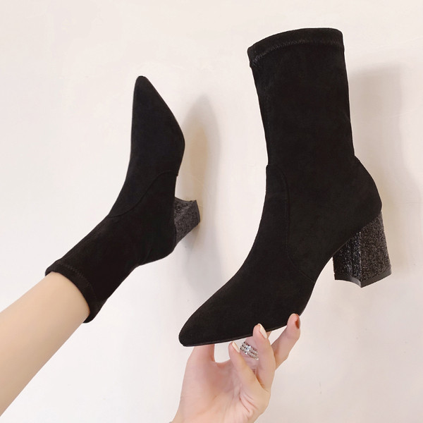 Stílusos női csizma hegyes modell eco velúrból, vastag sarokkal