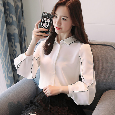 Aktuális női ing fehér és fekete színben, klasszikus gallérral