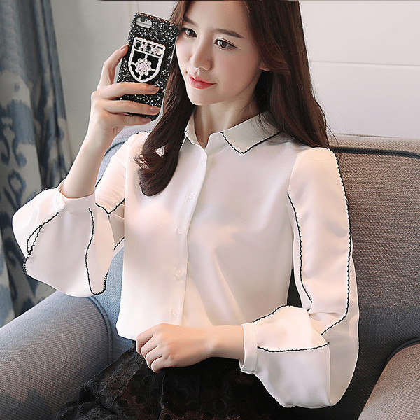 Aktuális női ing fehér és fekete színben, klasszikus gallérral