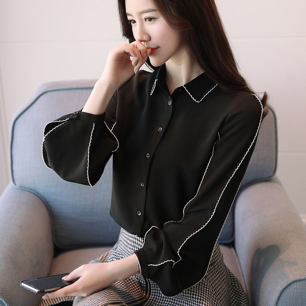 Aktuális női ing fehér és fekete színben, klasszikus gallérral