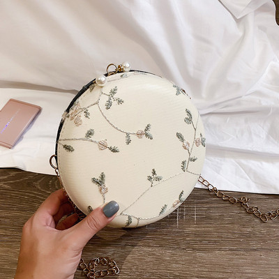 Női kerek táska hímzéssel és hosszú füllel hat színben