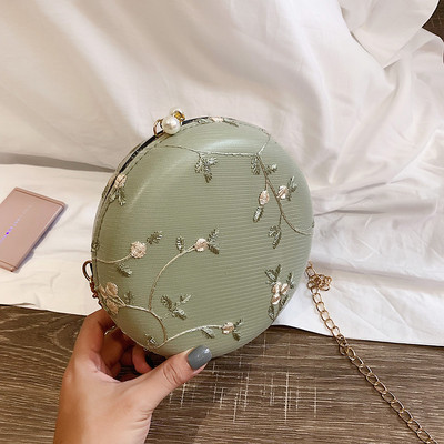 Női kerek táska hímzéssel és hosszú füllel hat színben