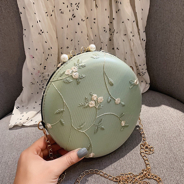 Női kerek táska hímzéssel és hosszú füllel hat színben