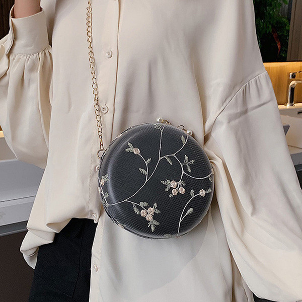 Női kerek táska hímzéssel és hosszú füllel hat színben