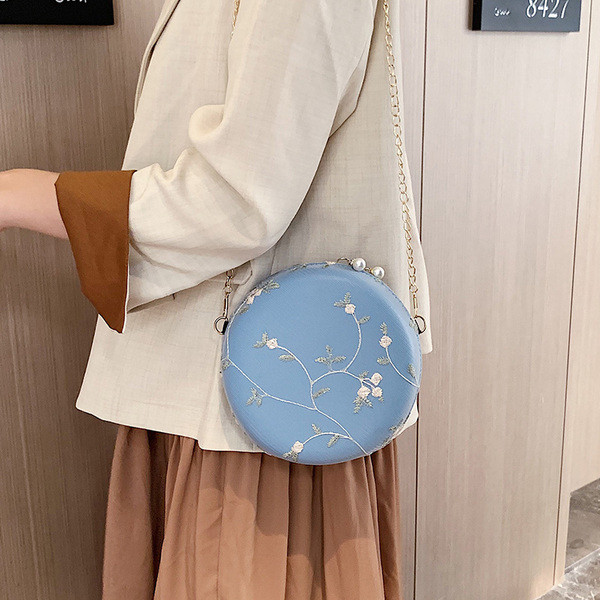 Női kerek táska hímzéssel és hosszú füllel hat színben