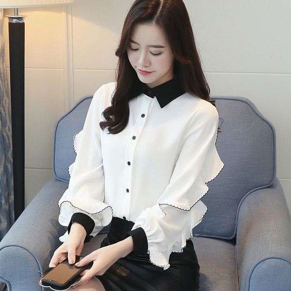 Aktuális női ing fehér és piros színben, klasszikus gallérral