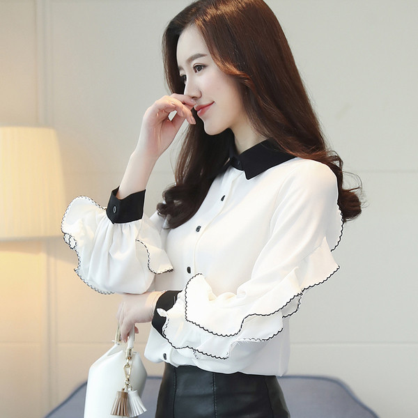 Aktuális női ing fehér és piros színben, klasszikus gallérral