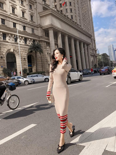 Hosszú kötött csíkos ruha két színben - testhezálló modell