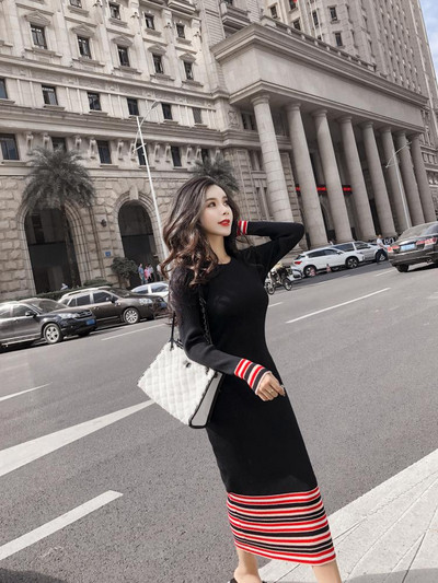 Hosszú kötött csíkos ruha két színben - testhezálló modell