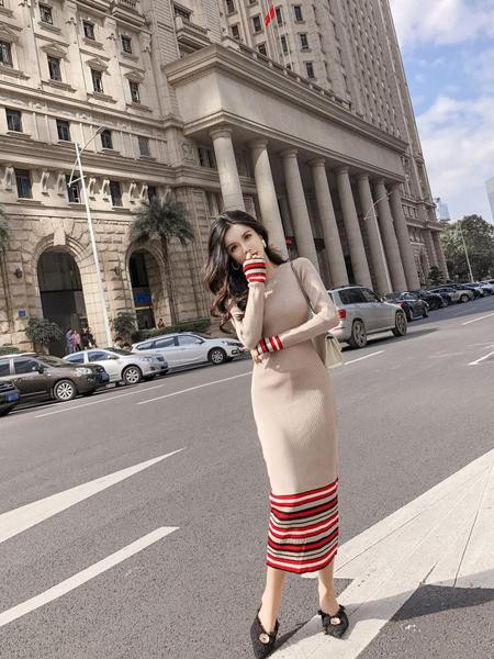 Hosszú kötött csíkos ruha két színben - testhezálló modell