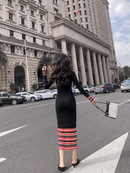 Hosszú kötött csíkos ruha két színben - testhezálló modell