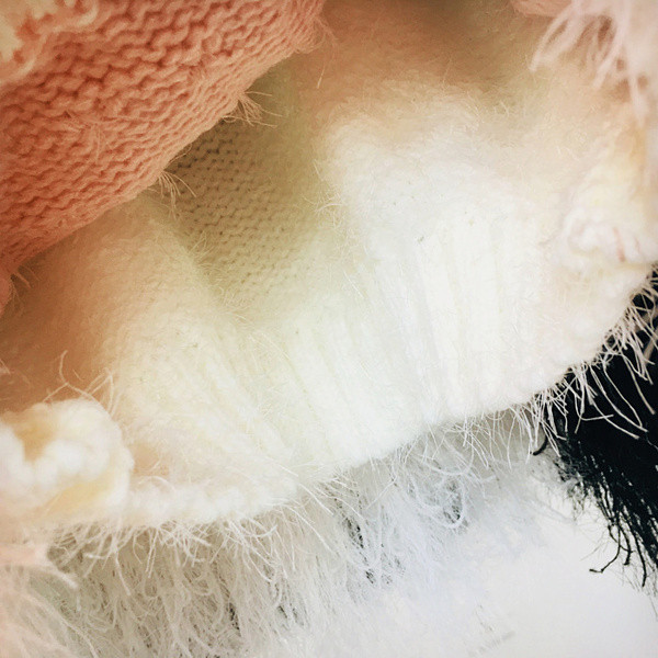 Modern női téli pulóver kerek nyakkivágással, fehér és fekete színben