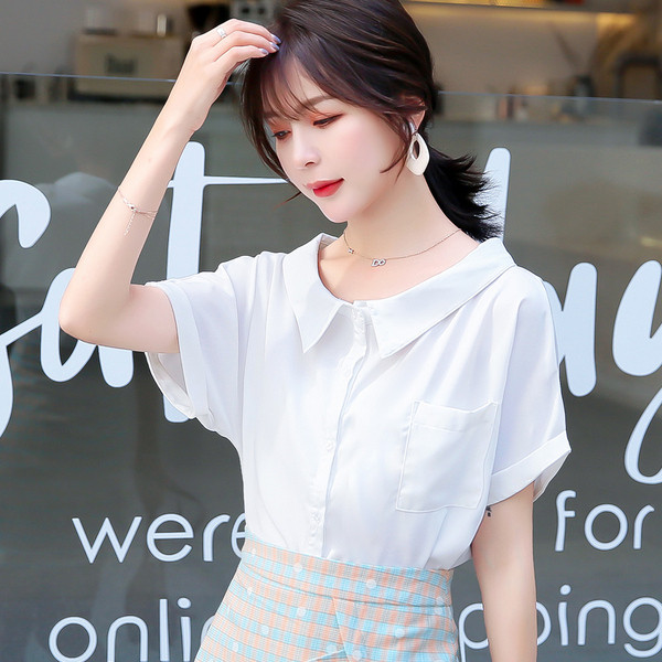 Aktuális női rövid ujjú fehér és piros ing kerek nyakkivágással