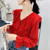Naprakész, piros és fekete pöttyös női ing spitz nyakkivágással