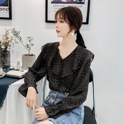 Naprakész, piros és fekete pöttyös női ing spitz nyakkivágással