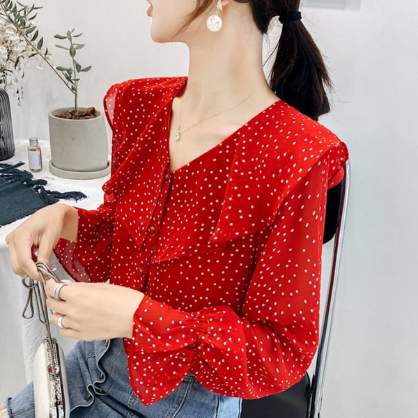 Naprakész, piros és fekete pöttyös női ing spitz nyakkivágással