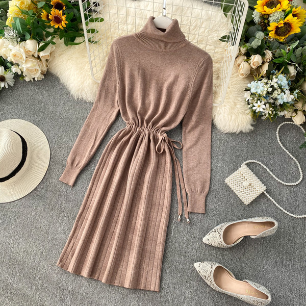 Új modell női ruha magas gallérral, derékkötővel, különböző színekben