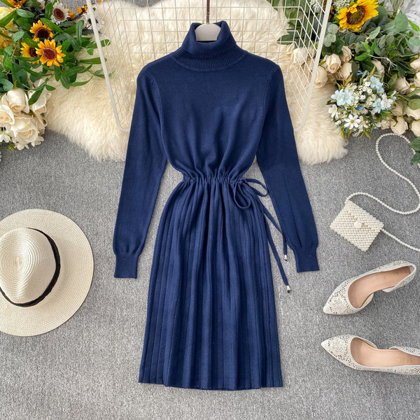 Új modell női ruha magas gallérral, derékkötővel, különböző színekben