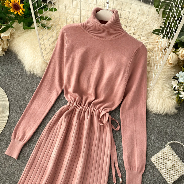 Új modell női ruha magas gallérral, derékkötővel, különböző színekben