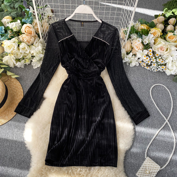 Stílusos női ruha bársonyból és V-nyakú fekete színben